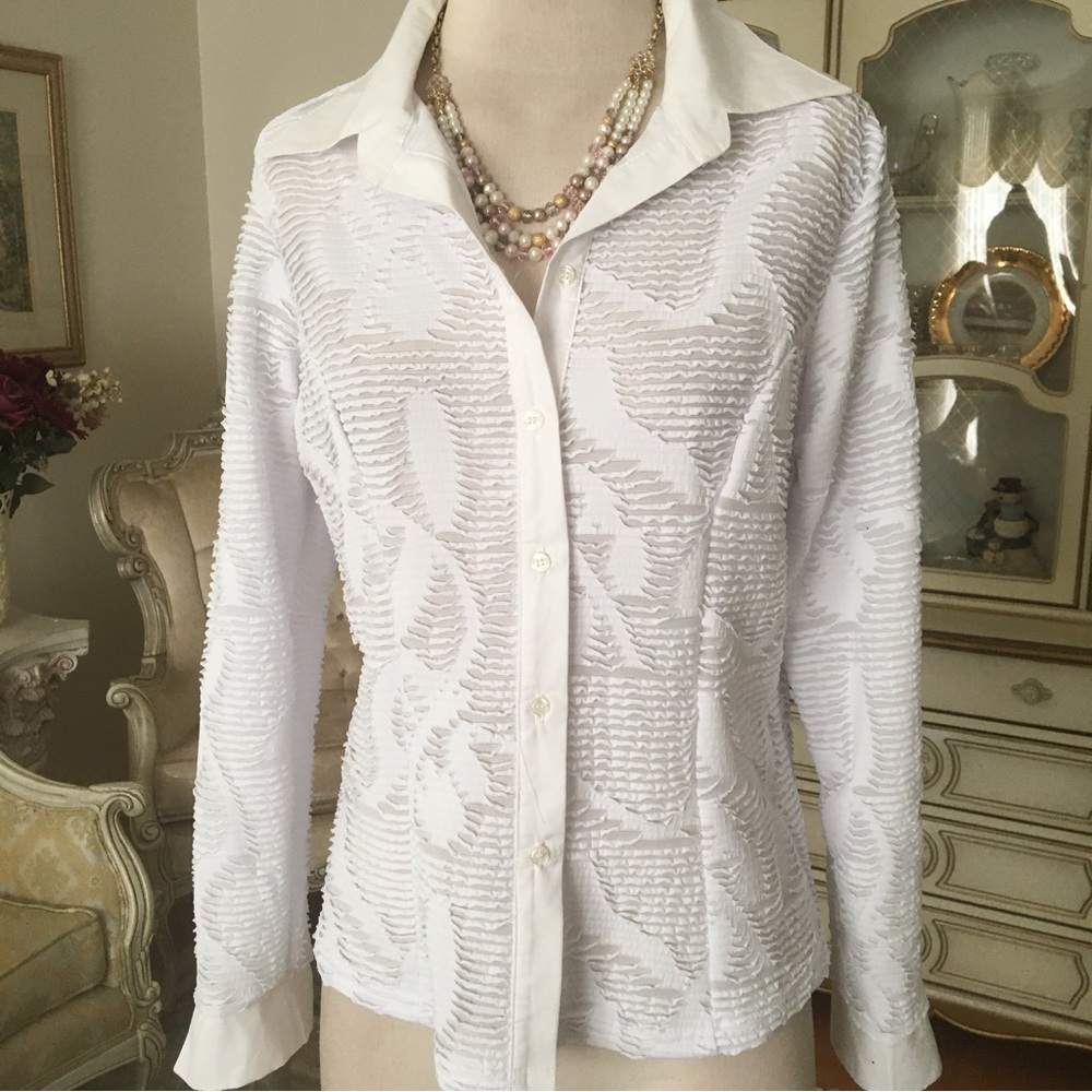 Claudia Richards NWT embossed top size L